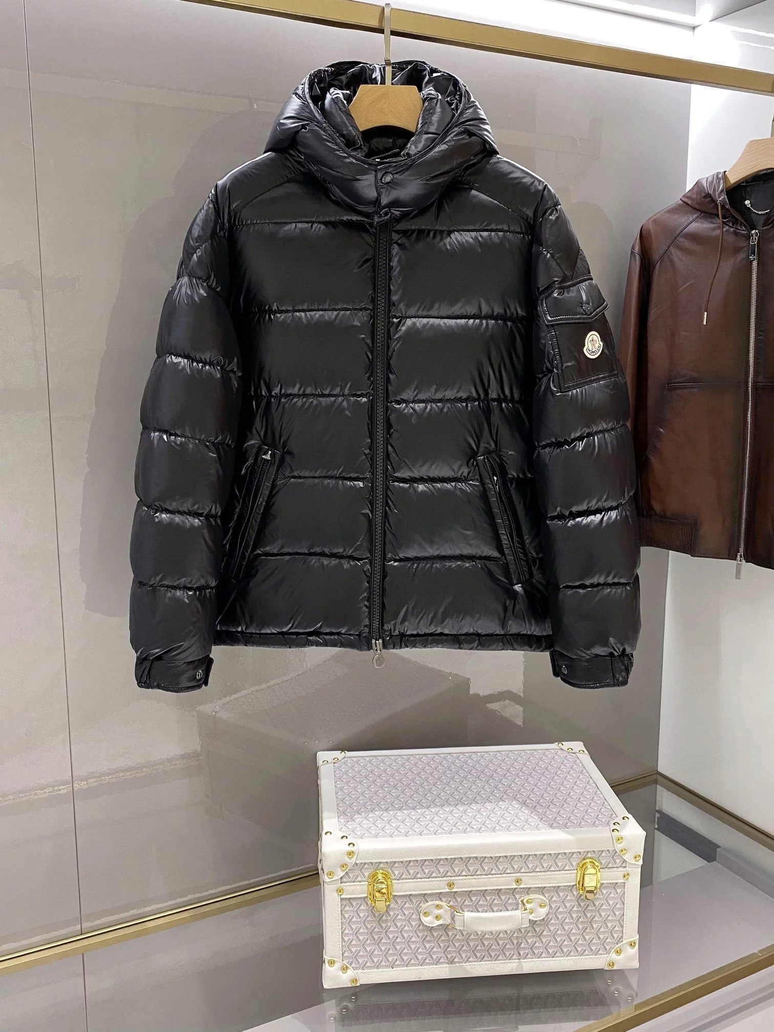 Topquality Moncl*r’s latest Maya classic short down jacket, the most classic short down jacket