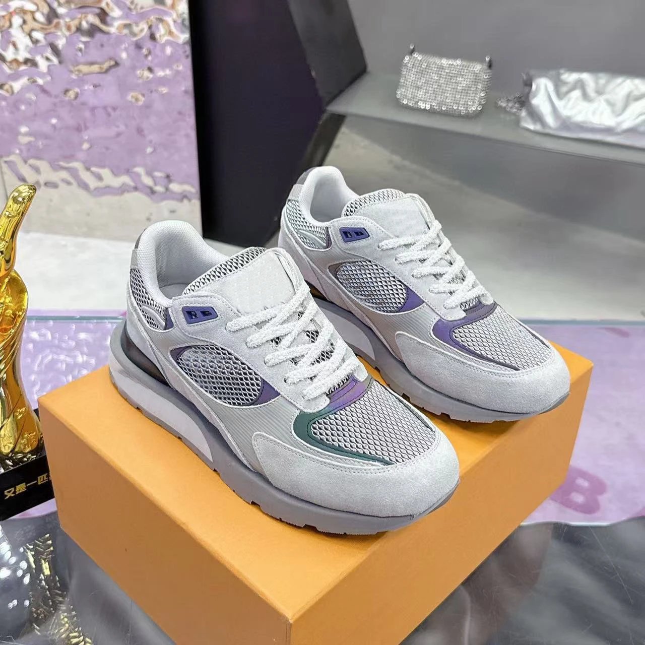 2025 new color men’s shoes low-top breathable lightweight running shoes fashion retro color matching casual sneakers comfortable and breathable